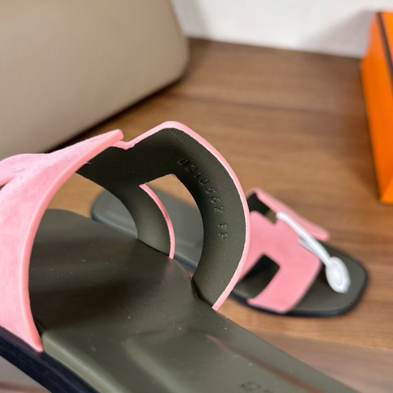 ua H**me5 oran sandal