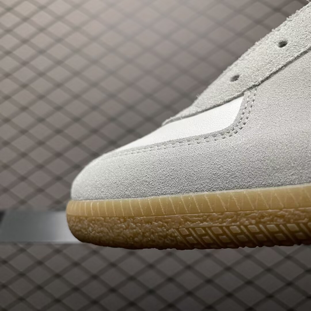 ua ma*s*n Ma*i*la replica sneakers white grey