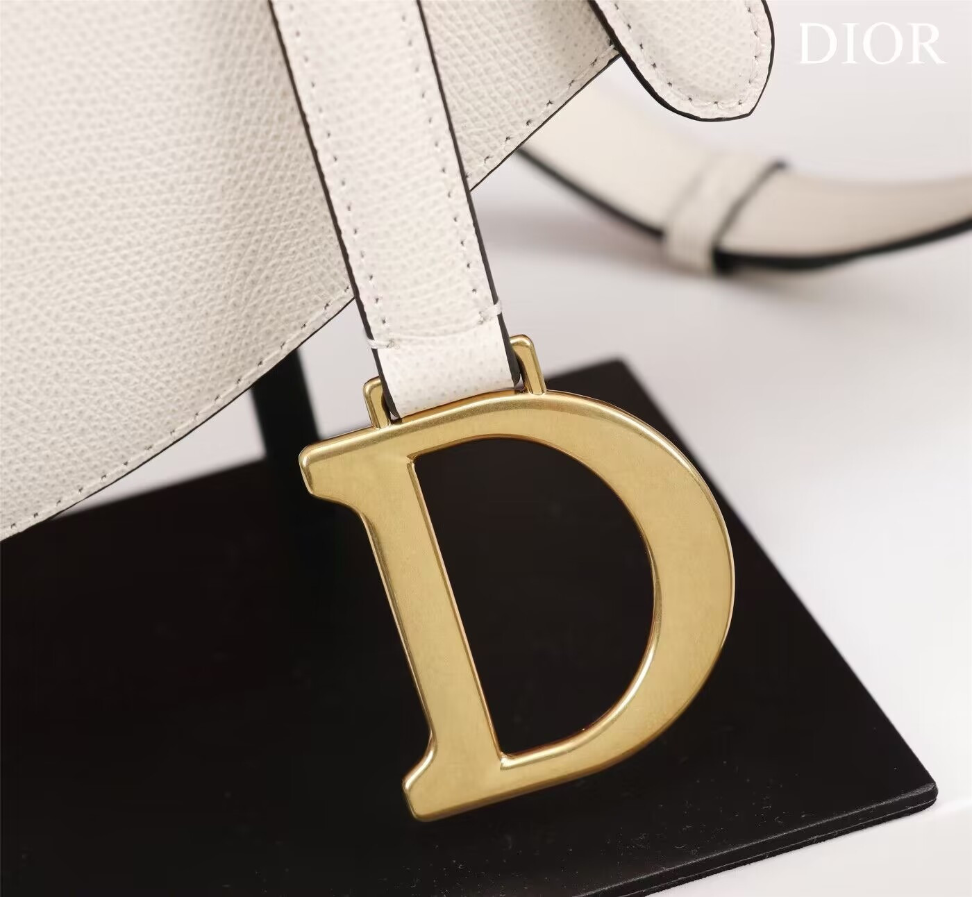 D*or mini saddle bag with strap grained calfskin 19 x 16 x 5 cm