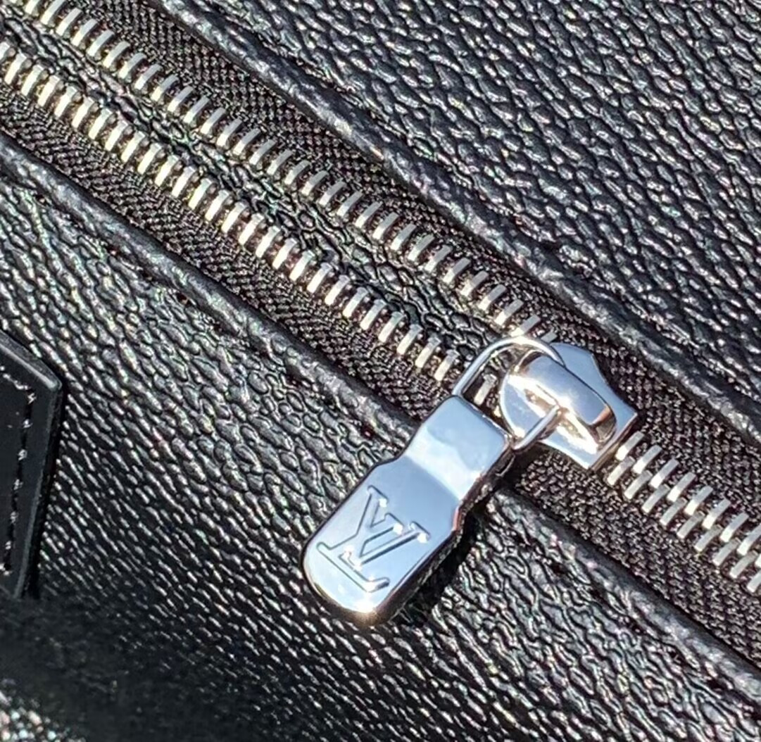 LV Dopp Kit Toilet Pouch M40127 28x16x13cm