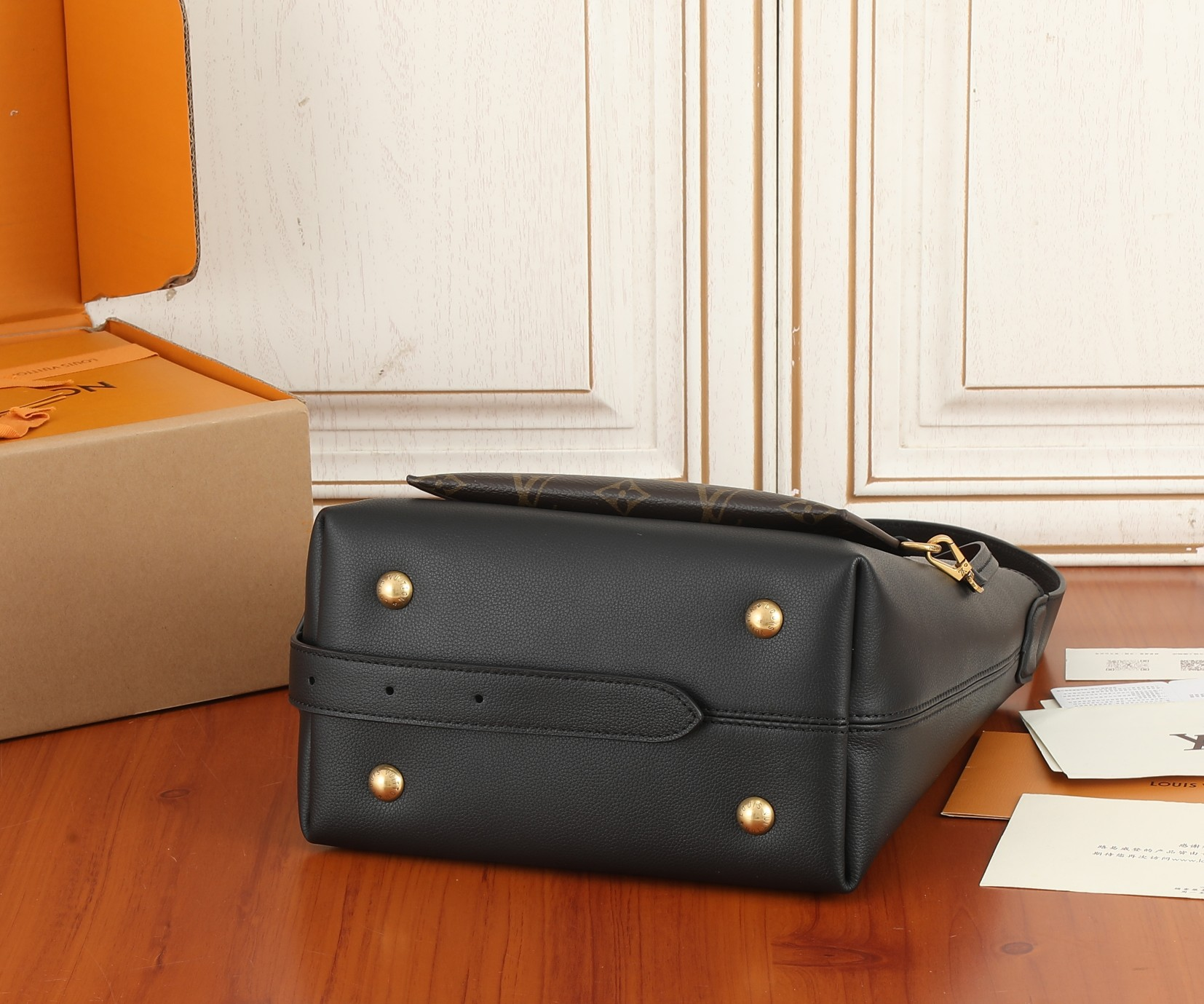 LV  small low key hobo M25352 24x28x16cm