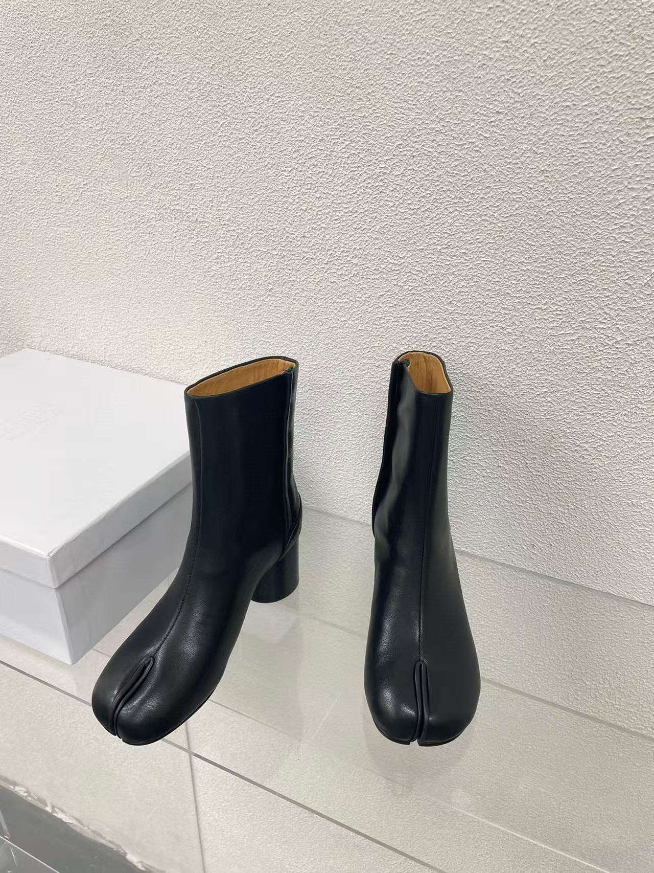ua ma*s*n Ma*i*la tabi ankle boots