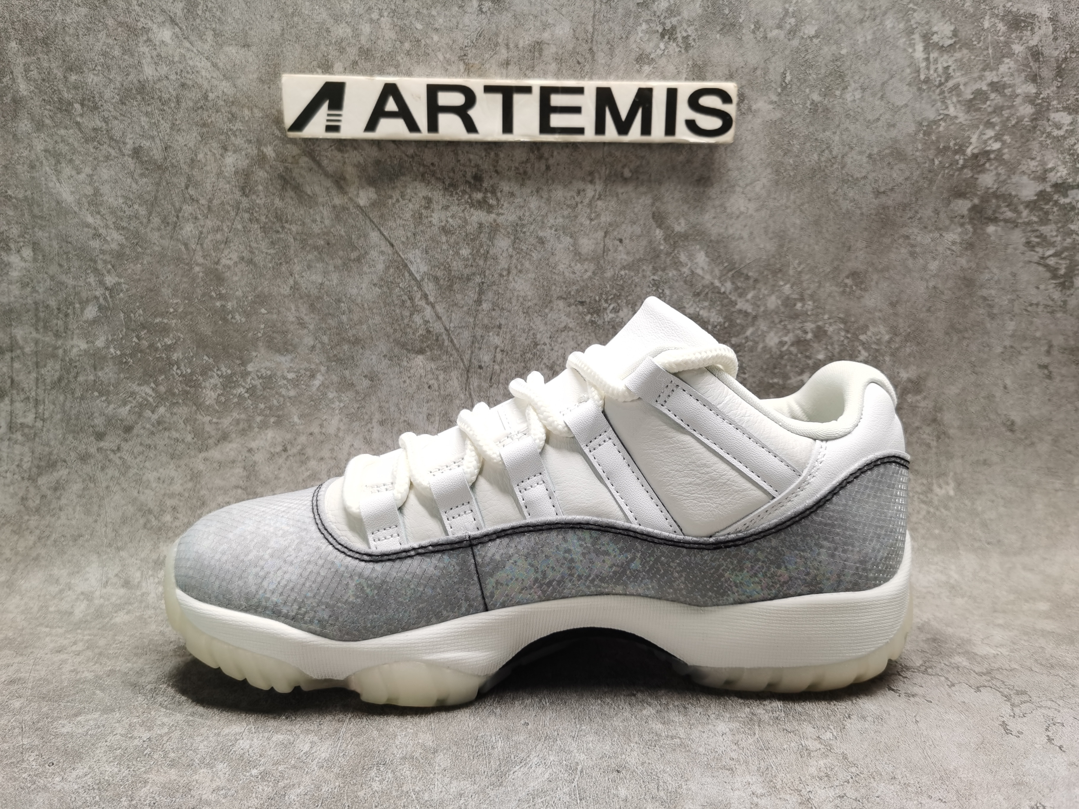 UA AIR JORDAN 11 RETRO LOW