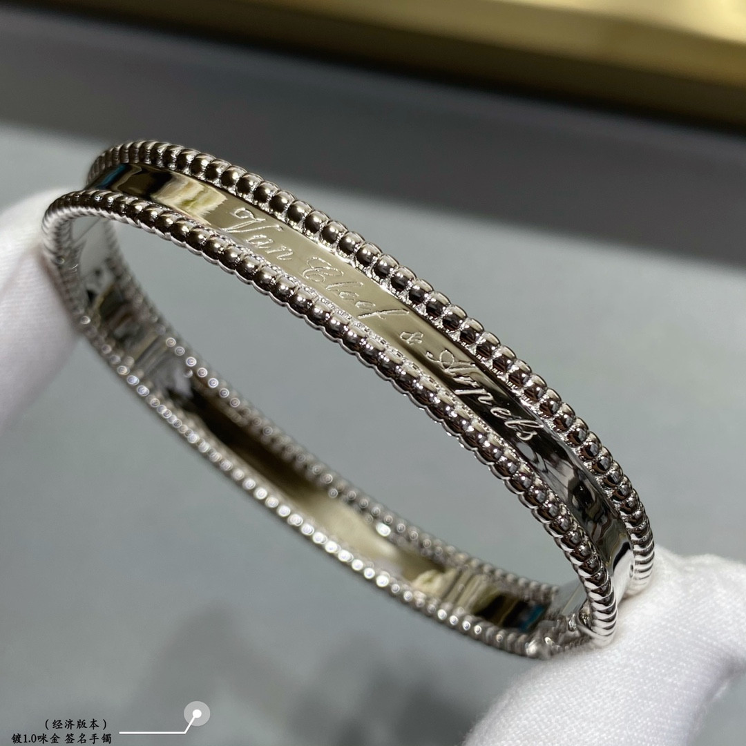 V*N CL*F & arpels sign bracelet