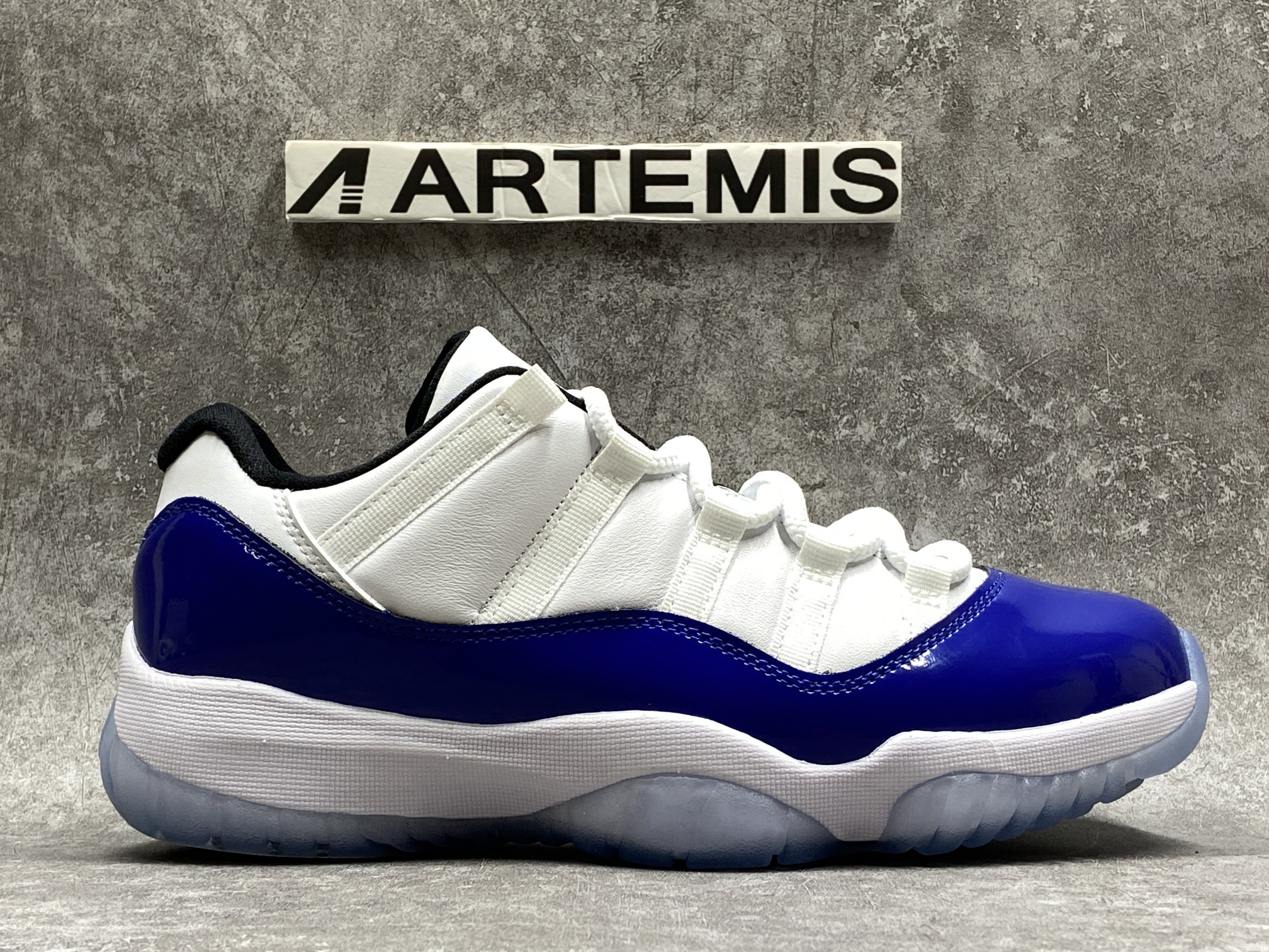 Air Jordan 11 Retro Low White Concord