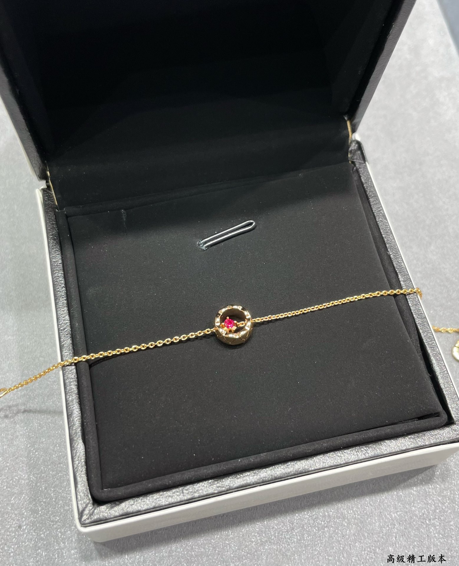 ch*el carved Di*m*nd-shaped gold bead bracelet