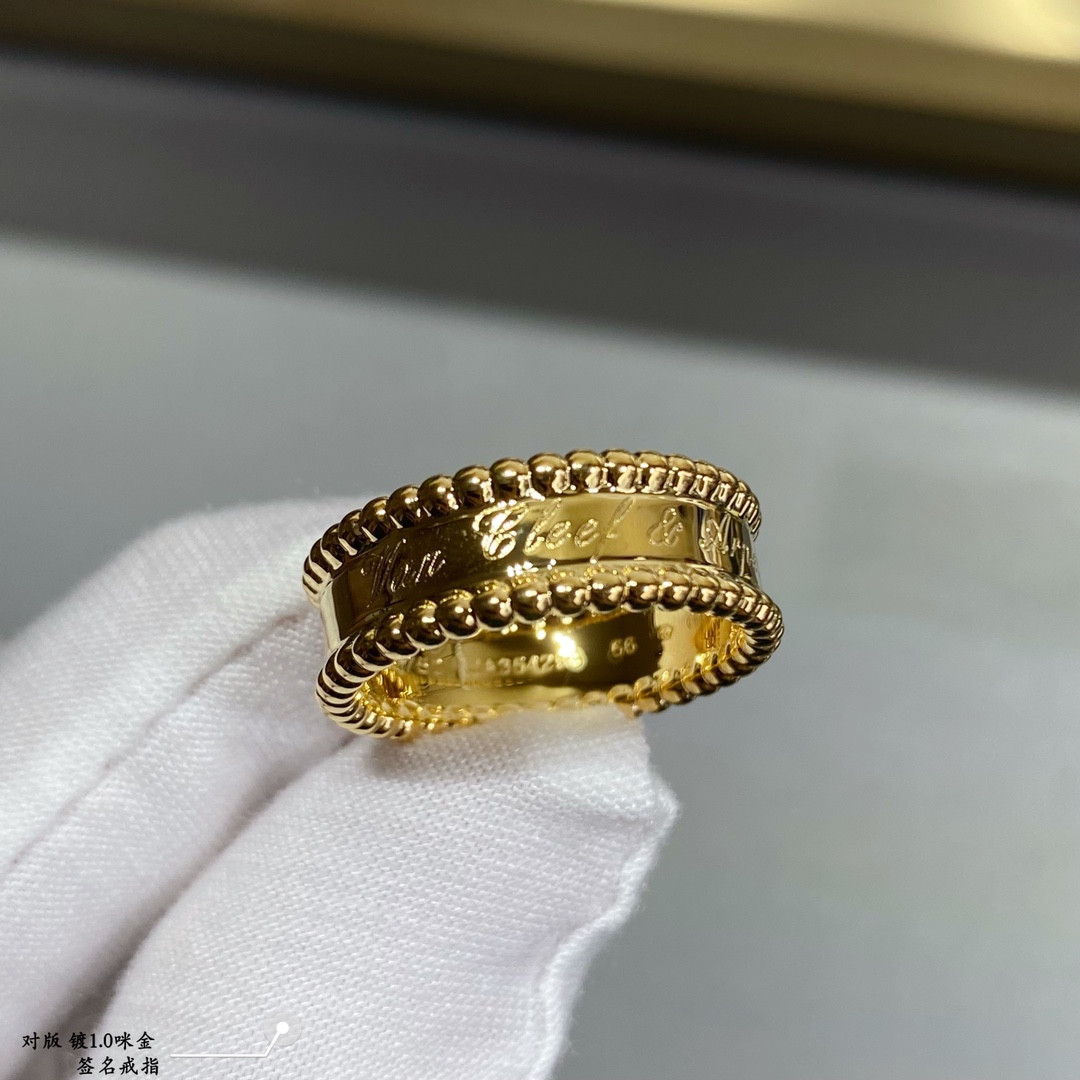 V*N CL*F & arpels sign ring