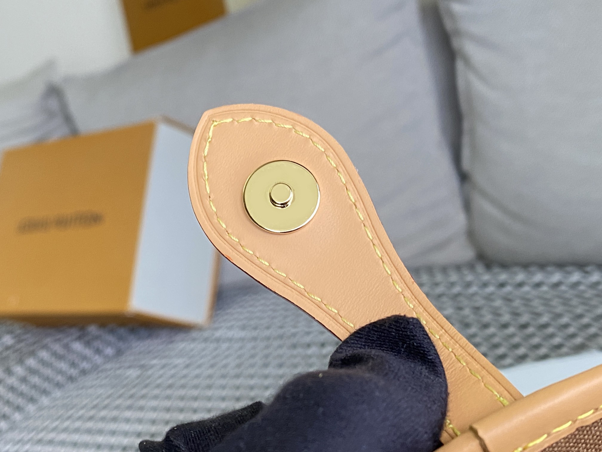 LV Fold Me Pouch M80874 14.5x18x6.5cm