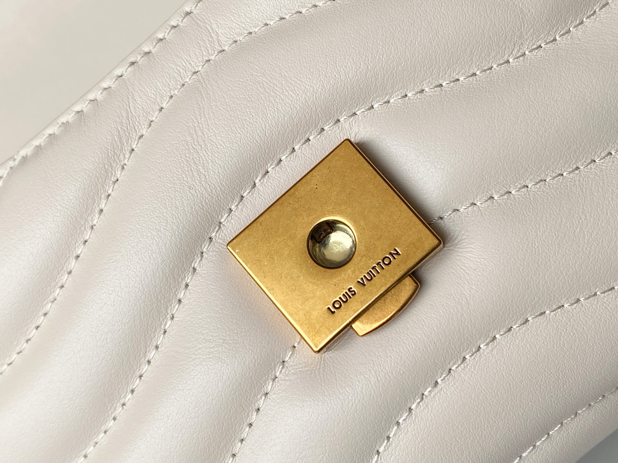 LV Hold Me M21797 23x15x10cm