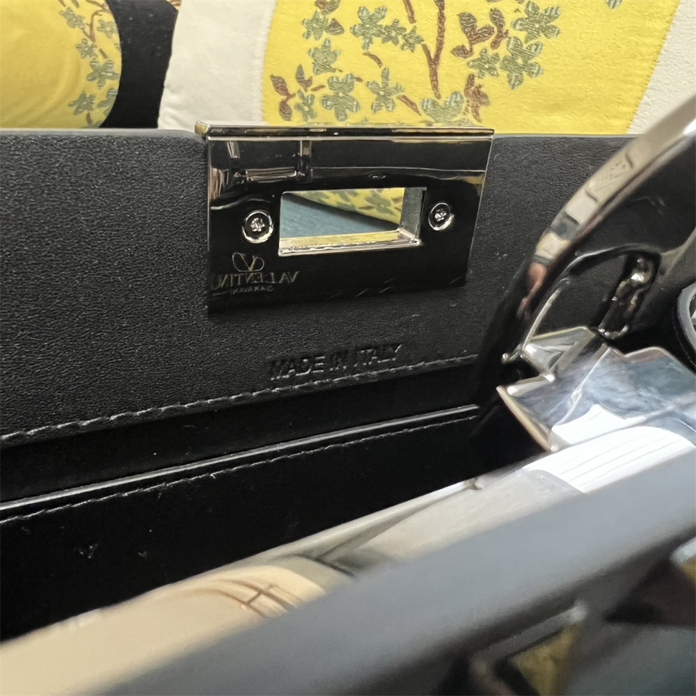 Va1e*ntin0 garavani rockstud23 small smooth calfskin shoulder bag black