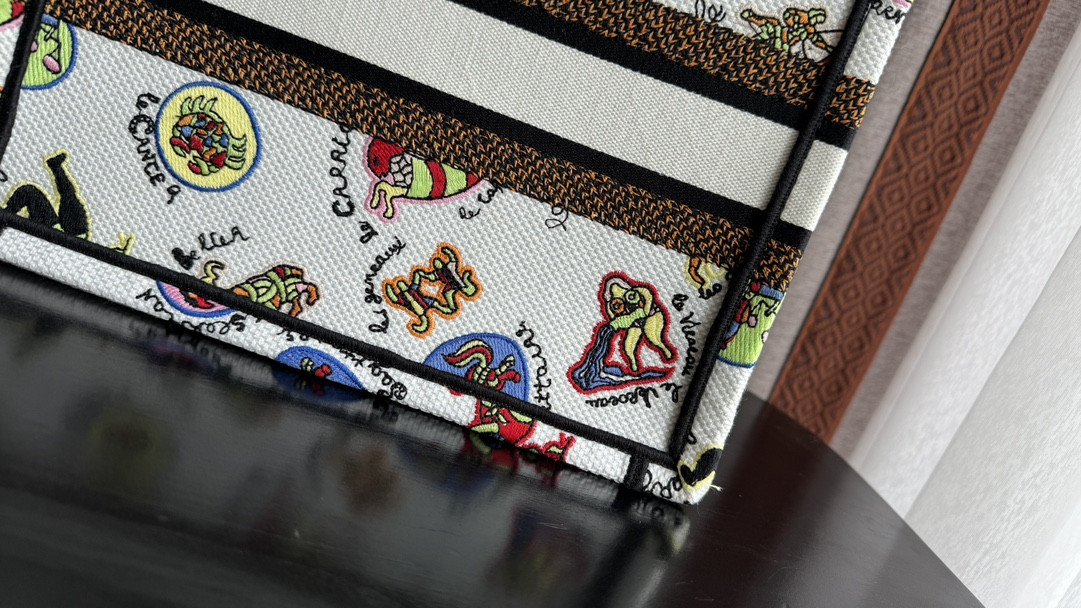 small D*or book tote white multicolor dragon zodiac embroidery 10.5 x 8.5 x 5.5 inches