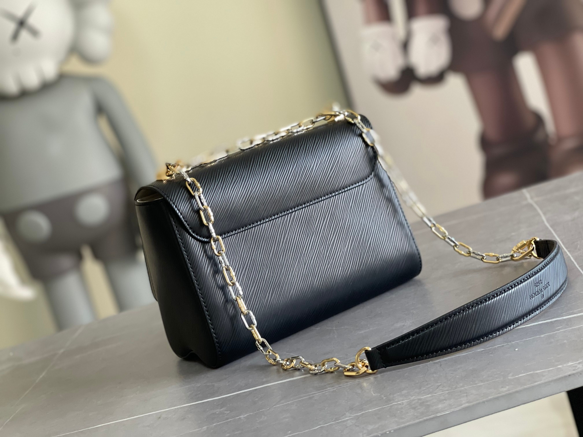 l0*is V*t0n m21025 twist mm 9.1 x 6.7 x 3.7 inches