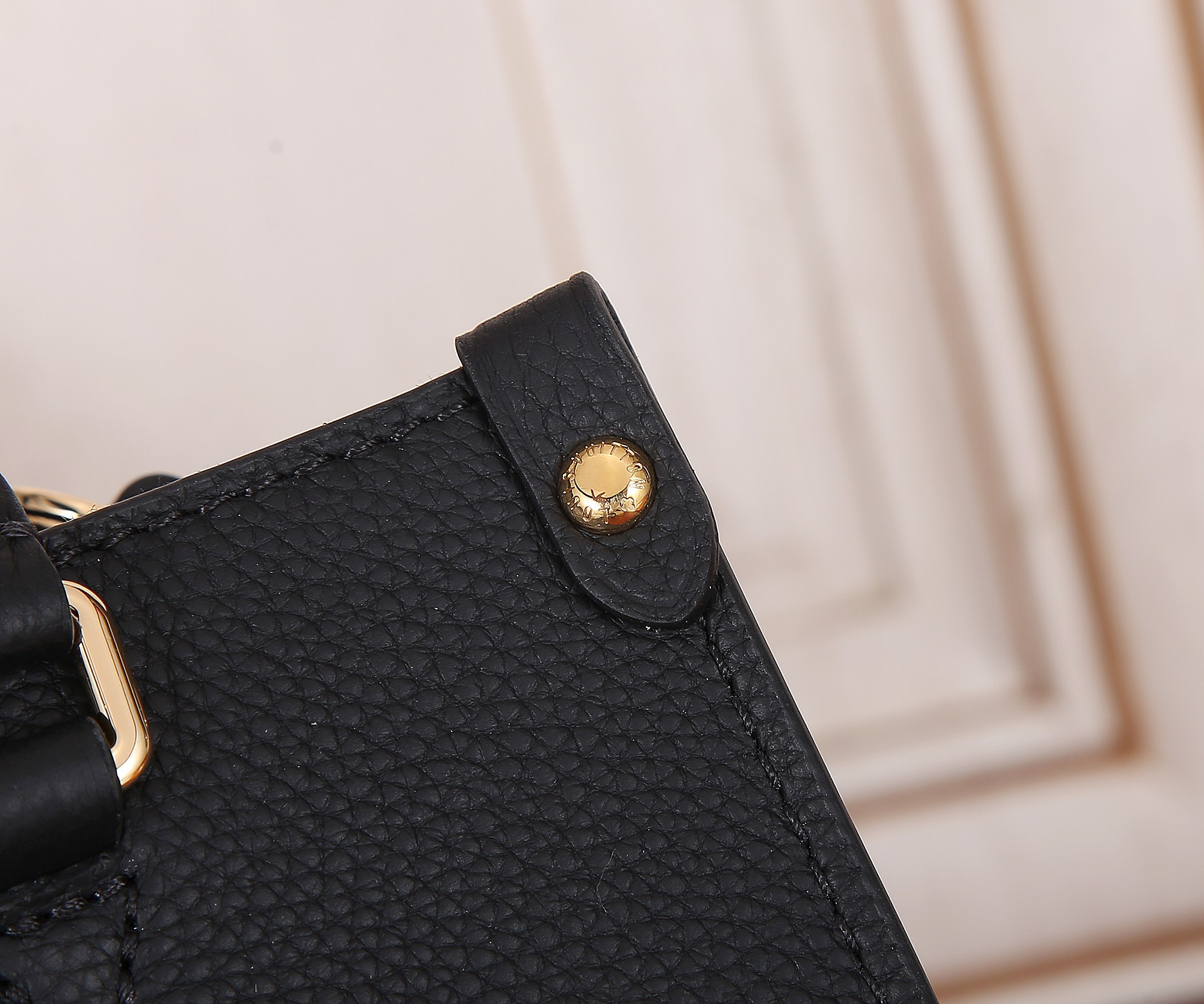 LV M22311 Lock & Go 9.6 x 7.5 x 4.1 inches