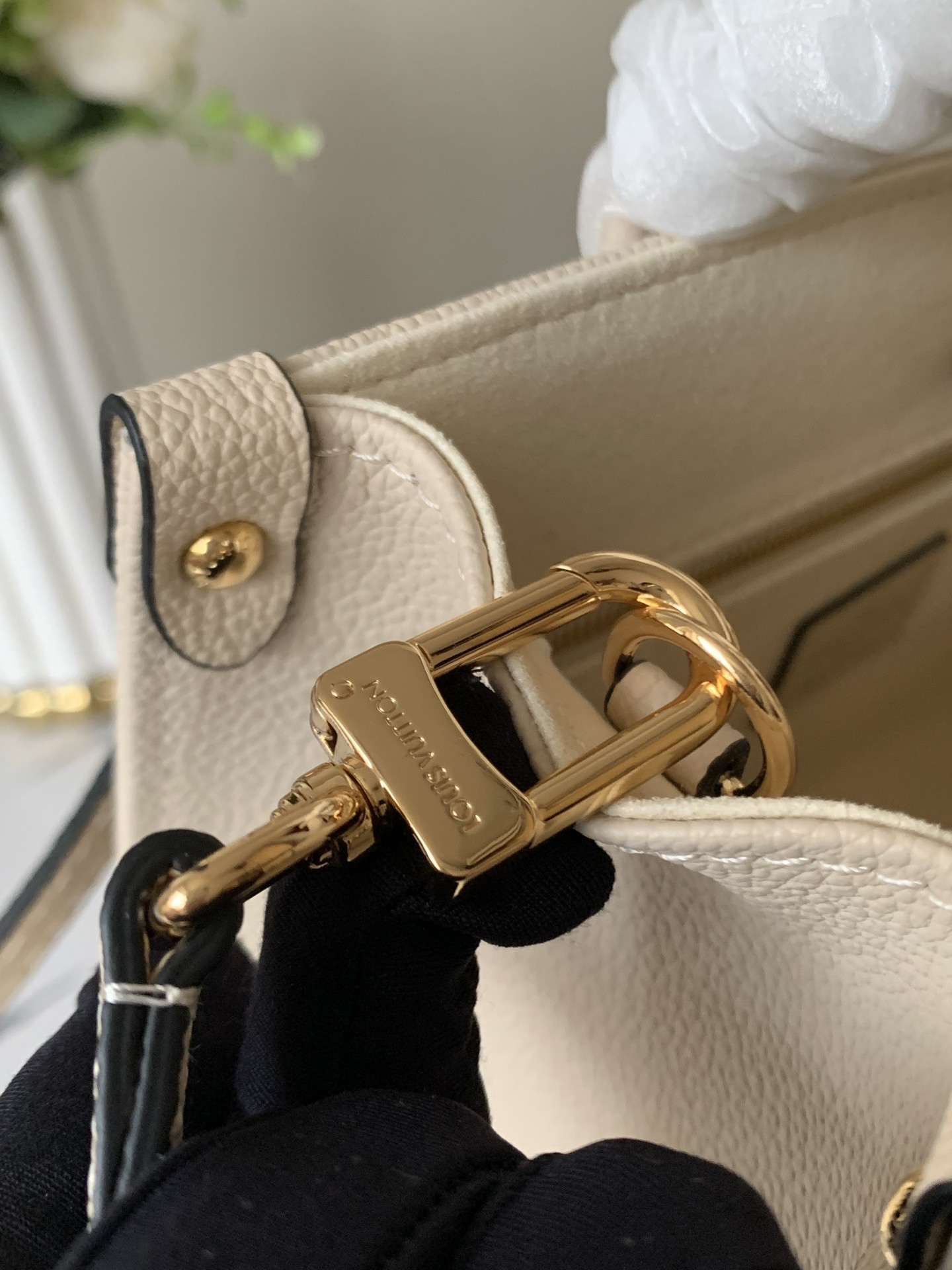 LV M45654 Onthego PM 9.8 x 7.5 x 4.5 inches