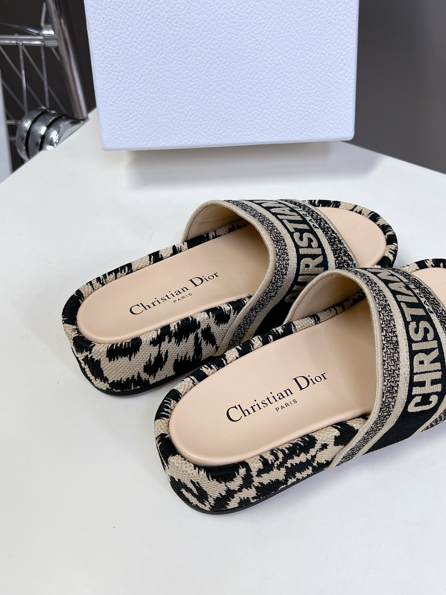 ua D*or platform sandals