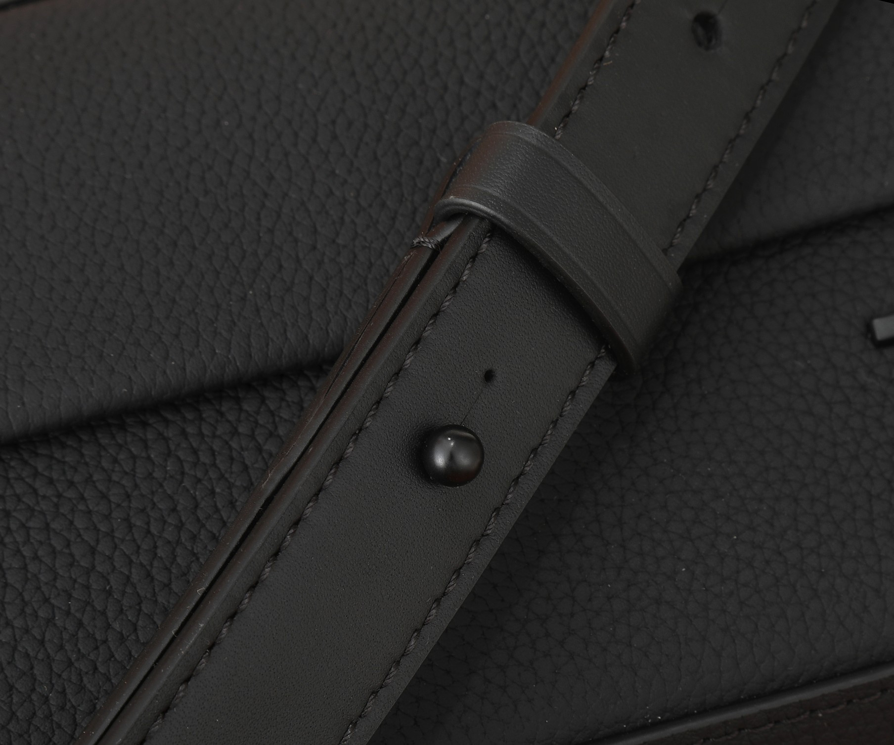 LV Pilot Wearable Wallet M83563  7.9 x 4.7 x 2.2 in