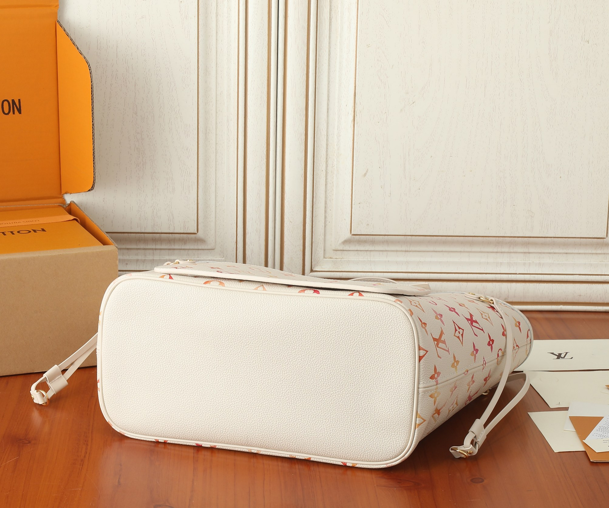 LV Neverfull MM M47080  12.2 x 11 x 5.5 in Without Box