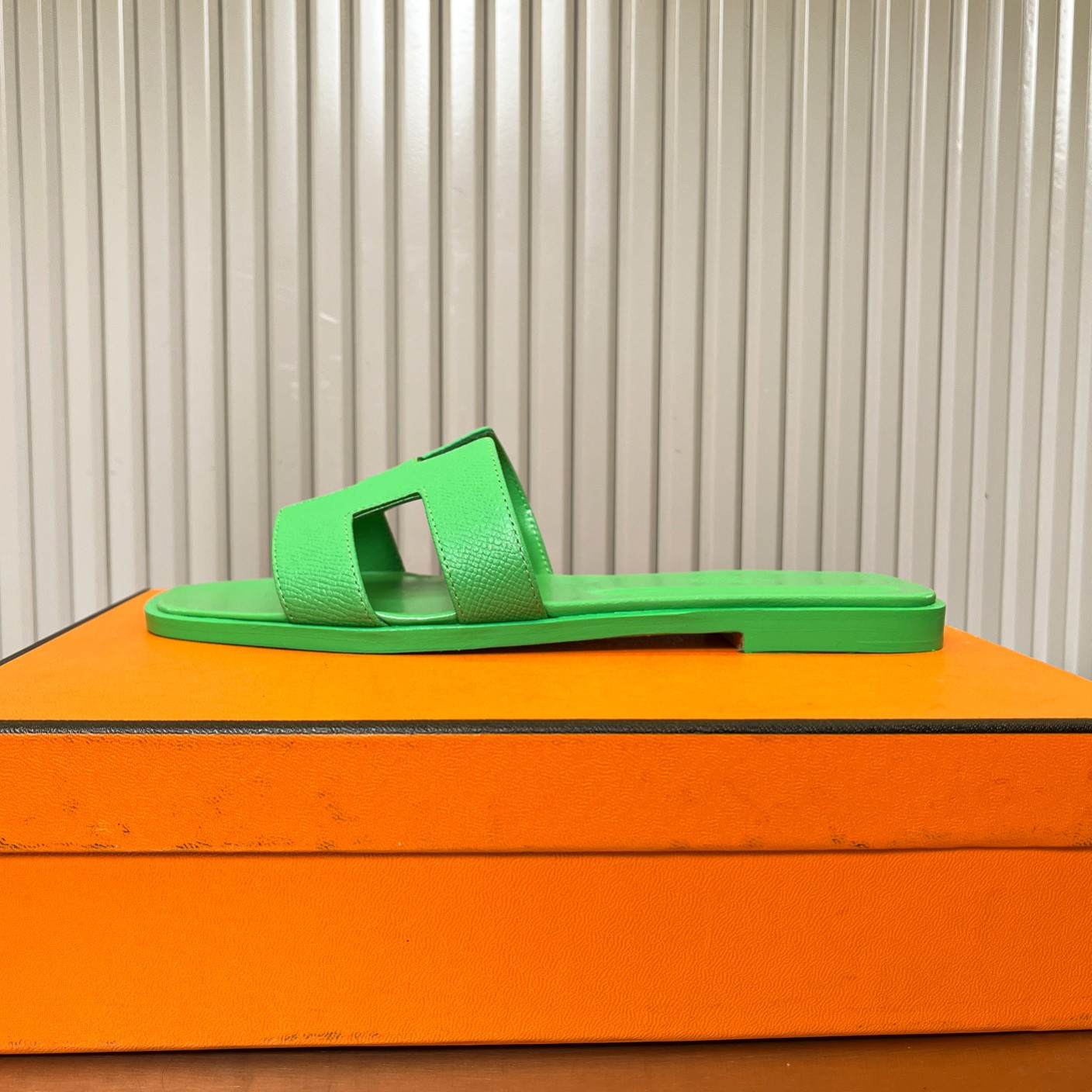 ua H**me5 oran sandal