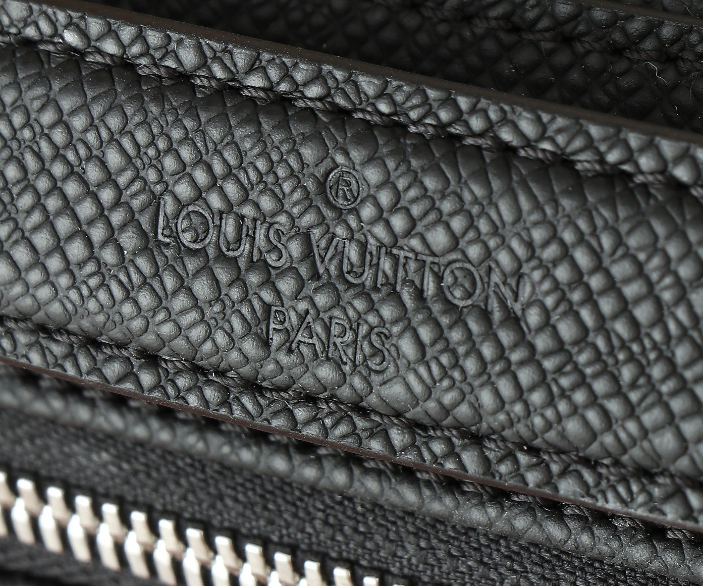 LV District  M11657 22.5x15.5x7.5CM