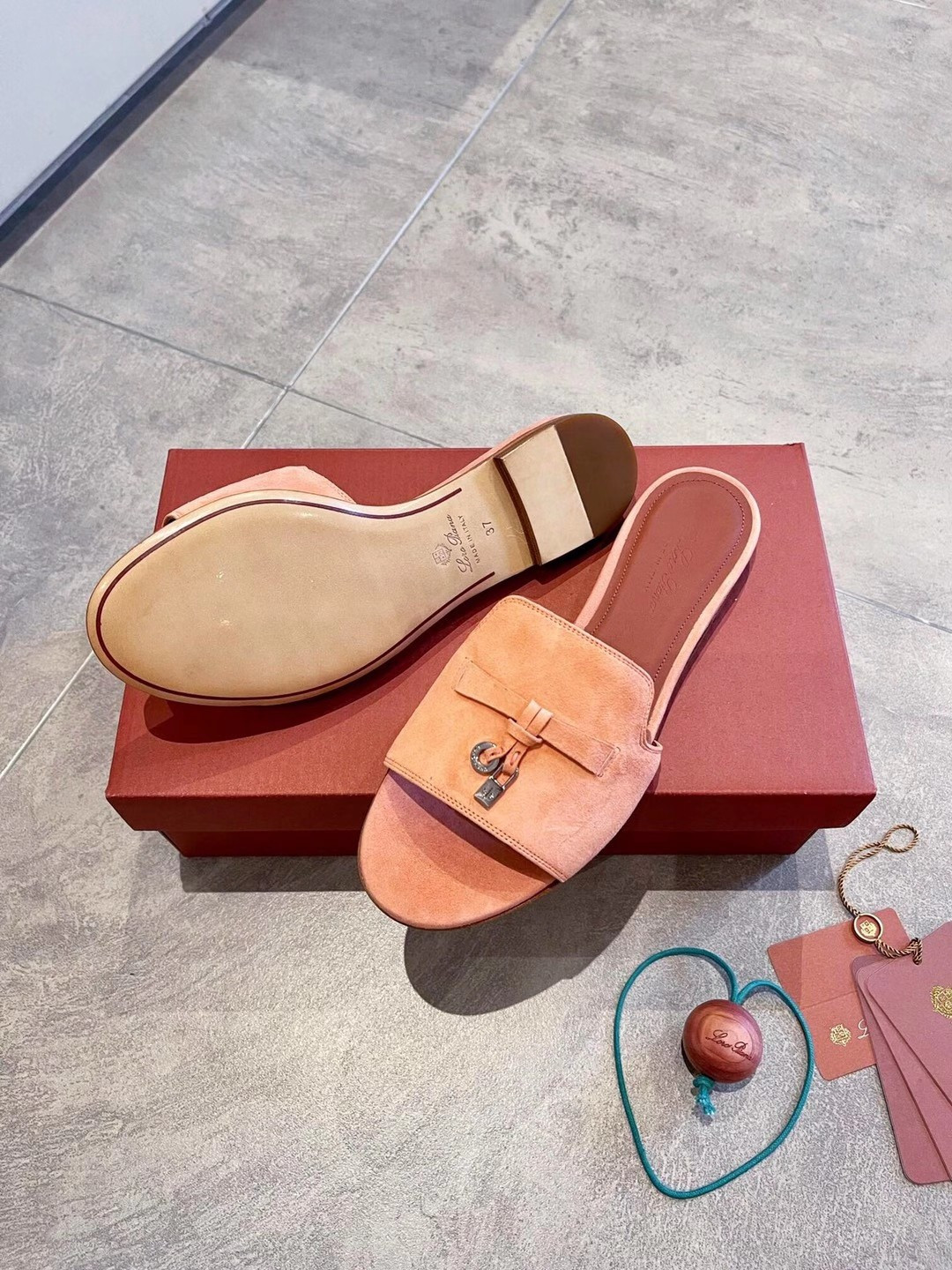 ua L**o p*ana summer charms sandal