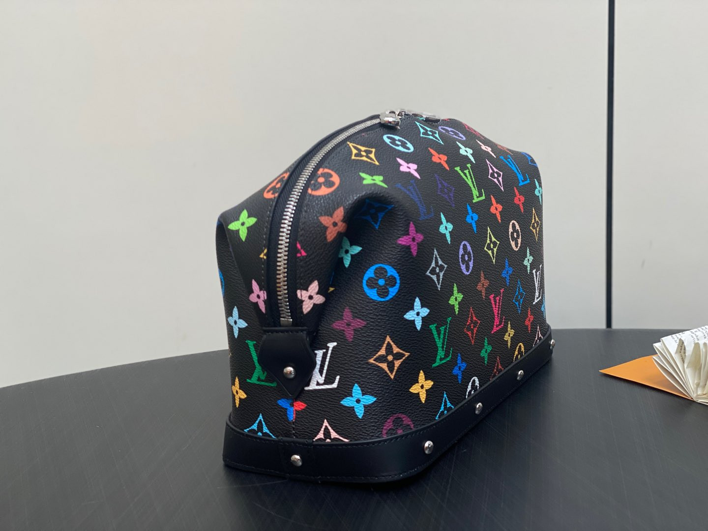 LV POCHETTE COSMÉTIQUE M13743 BLACK 27x18x9cm