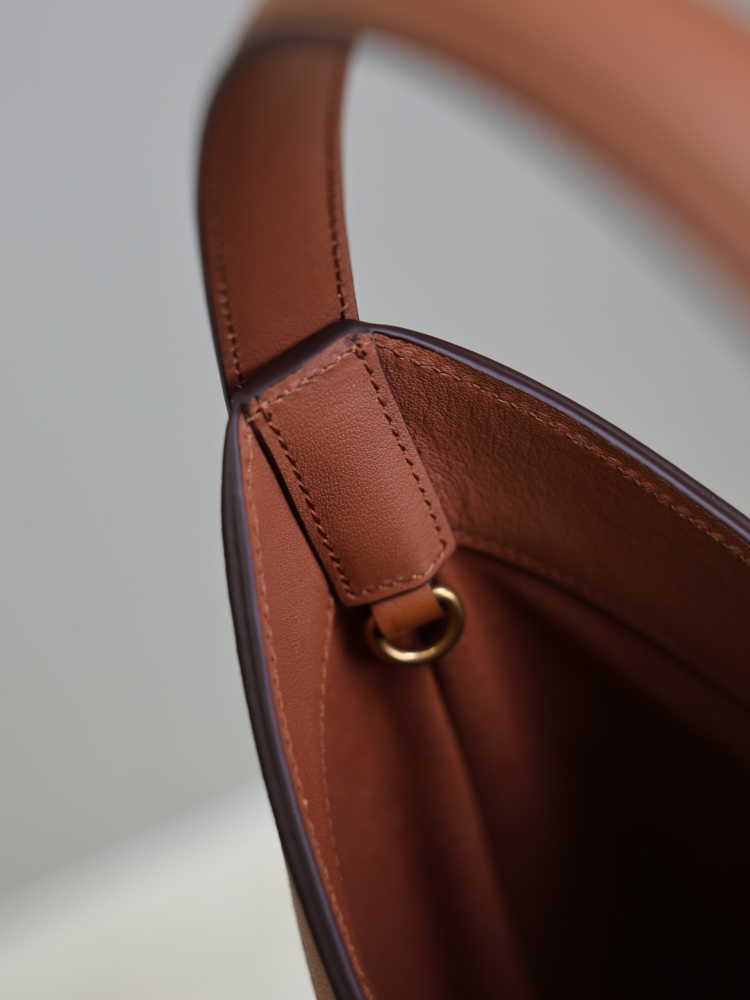 Y*L y top-handle bucket in leather 25x22-34x3-15cm