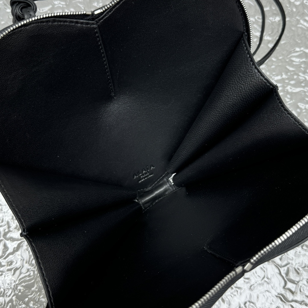 ALAÏA Le Coeur Heart Bag 18.5x20.5x5cm