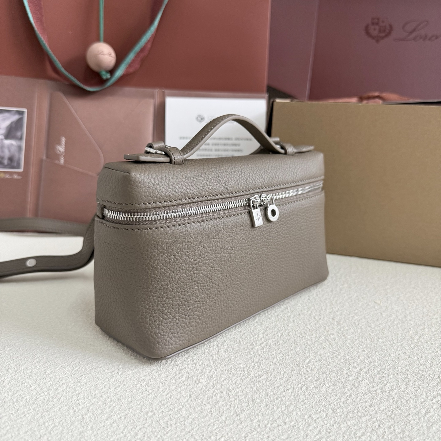 L**o p*ana extra pocket l19 grained calfskin 11 x 19 x 6.5 cm