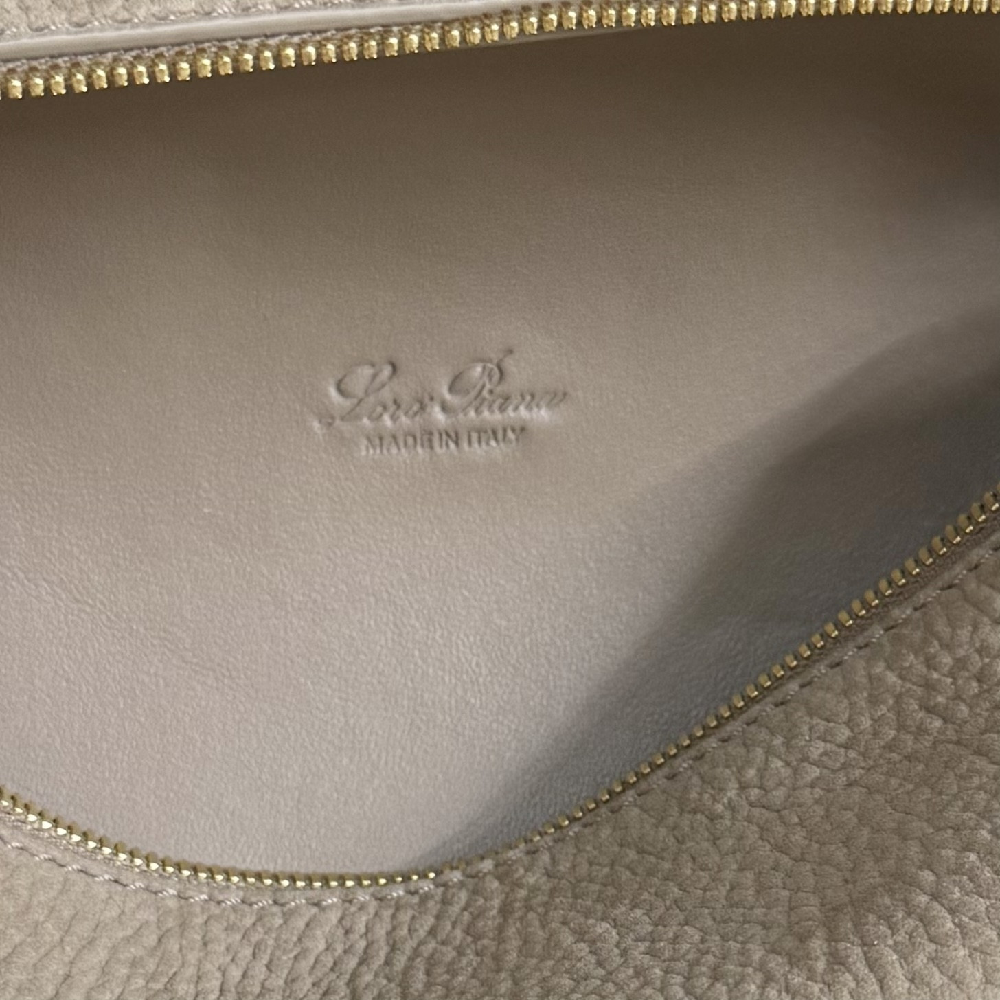 L**o p*ana extra pocket l19 grained calfskin 11 x 19 x 6.5 cm